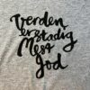 Verden er stadig mest god, detalje af t-shirt