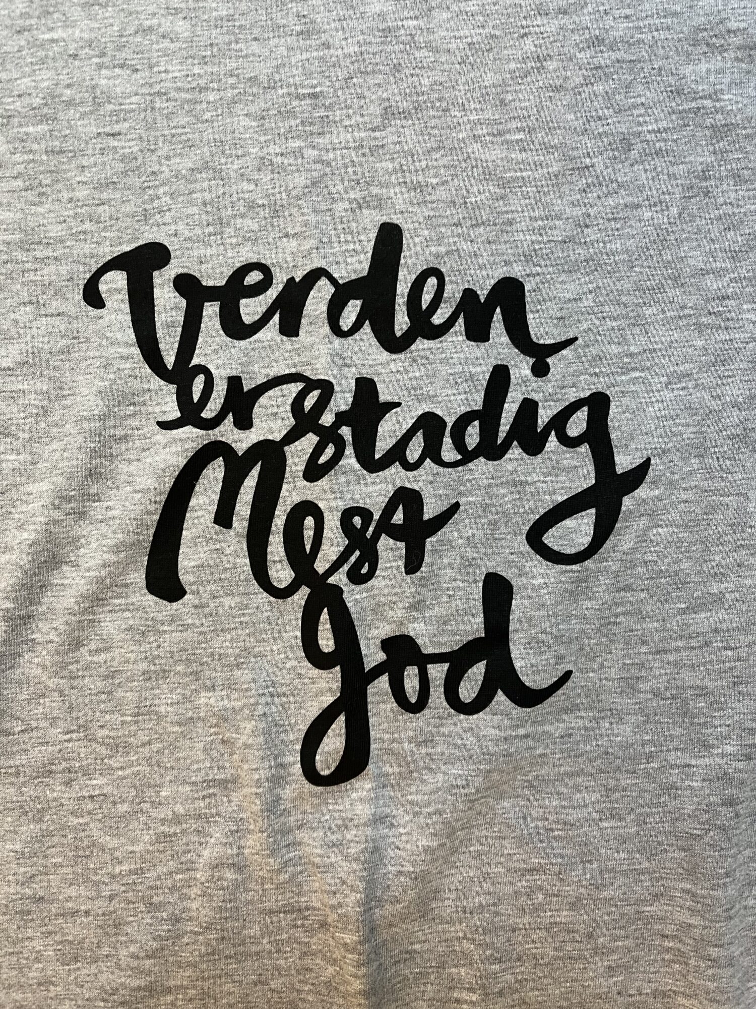 Verden er stadig mest god, detalje af t-shirt