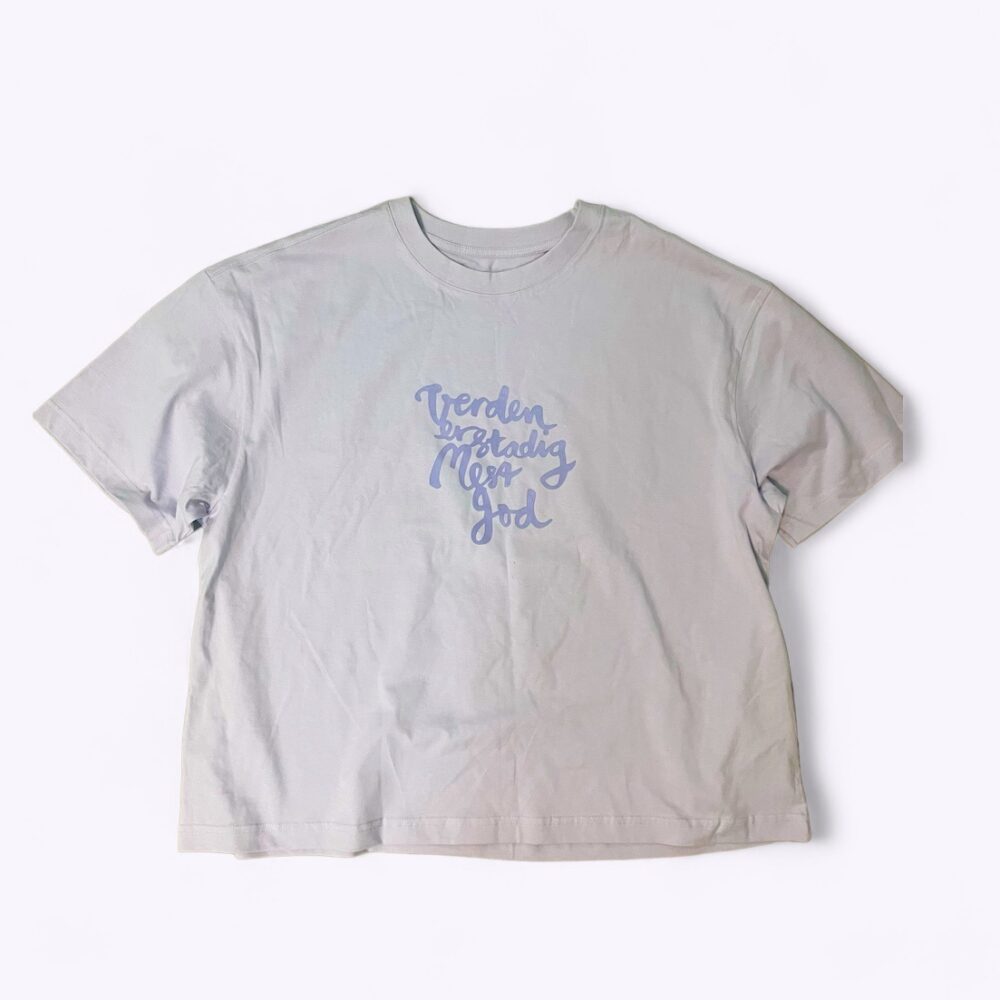 lilla t-shirt med lilla serigrafisk tryk