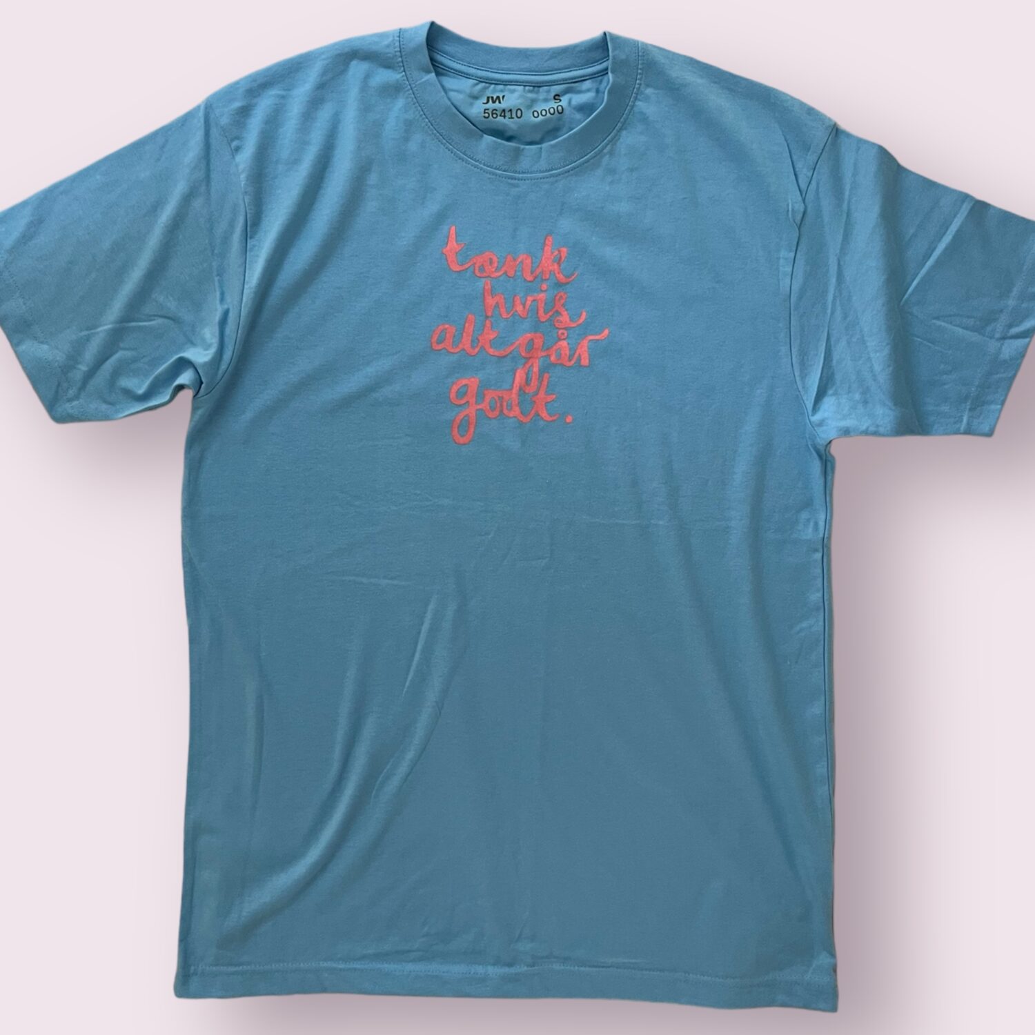 Tænk hvis alt går godt, t-shirt med lyserødt serigrafitryk trykt i hånden af mig, Lisa Strøander