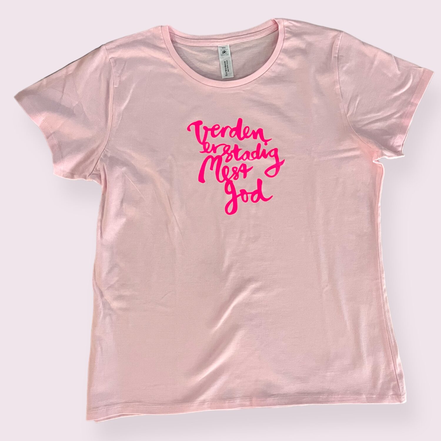Lyserød t-shirt med teksten verden er stadig mest god